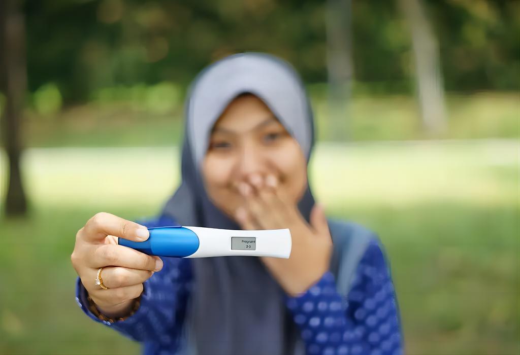 Using a Digital Pregnancy Test with Weeks Tracking